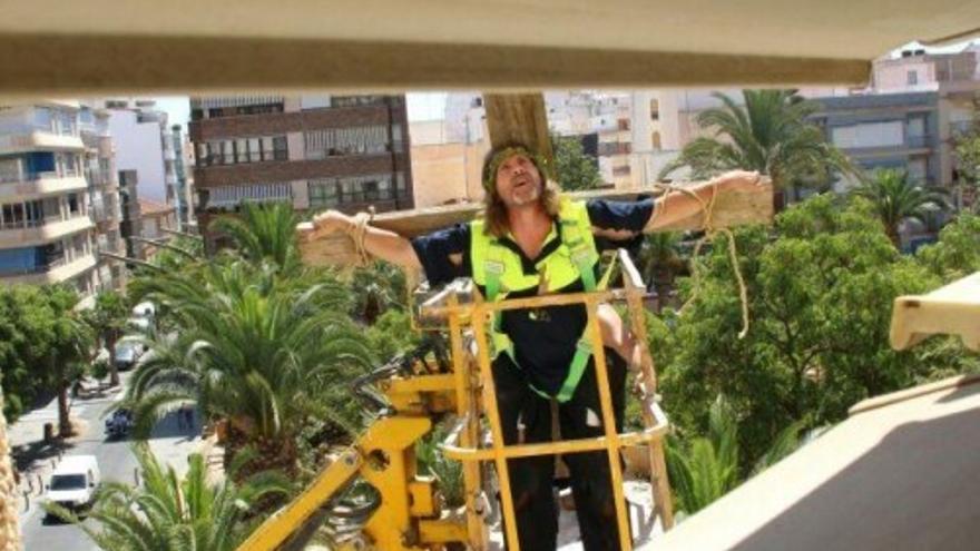 Un policía "crucificado" obliga a parar un cuarto de hora el pleno de Torrevieja