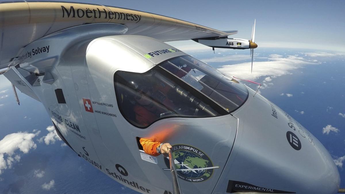 El pilodo del avión Solar Impulse II se hace un selfie en pleno vuelo
