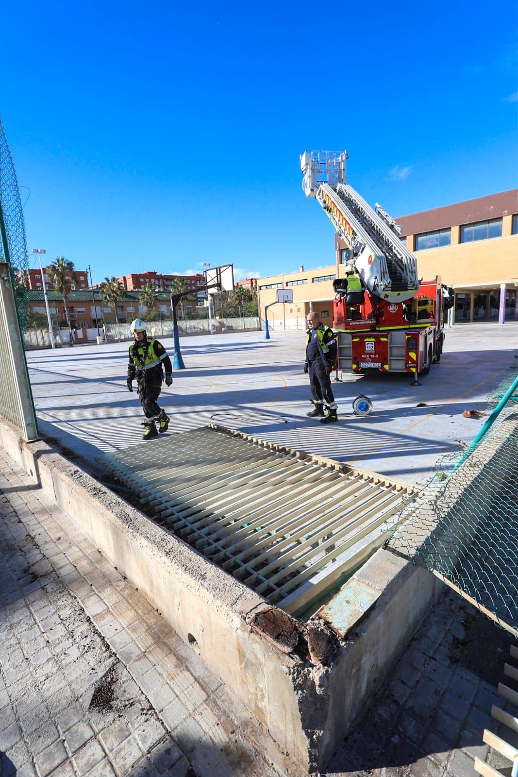 Cae una valla del instituto Isabel de Villena de la Malvarrosa