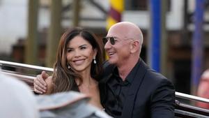 La boda de Bezos acaba en Venecia con un baile de máscaras, sin Lady Gaga y protestas
