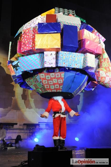 Papá Noel aterriza en Belluga con una bola cargada de regalos