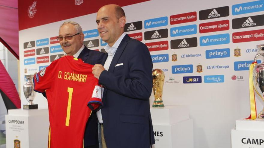 Vicente Muñoz, presidente de la Federación Valenciana de fútbol, entrega una camiseta de la selección a Echávarri