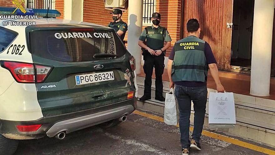 Agentes llevan material intervenido al cuartel de Llíria. | GUARDIA CIVIL