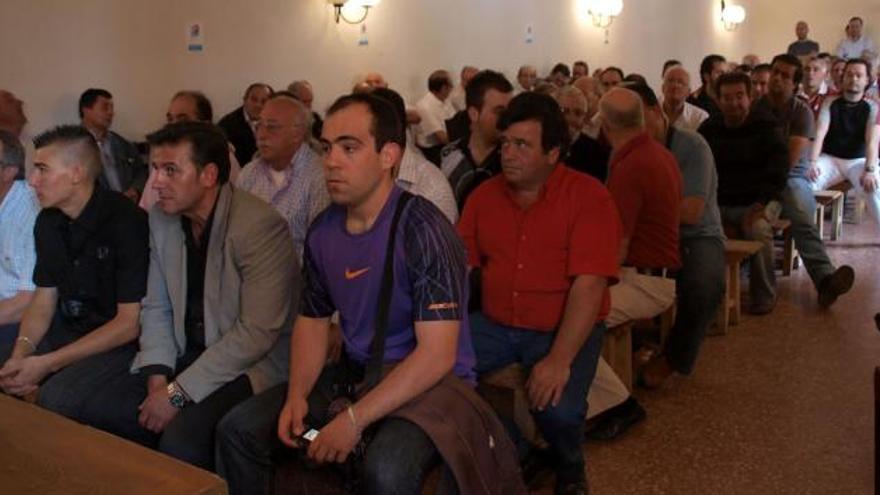 Hermanos de la Cofradía del Cristo de las Batallas durante la Junta General celebrada la noche del sábado.