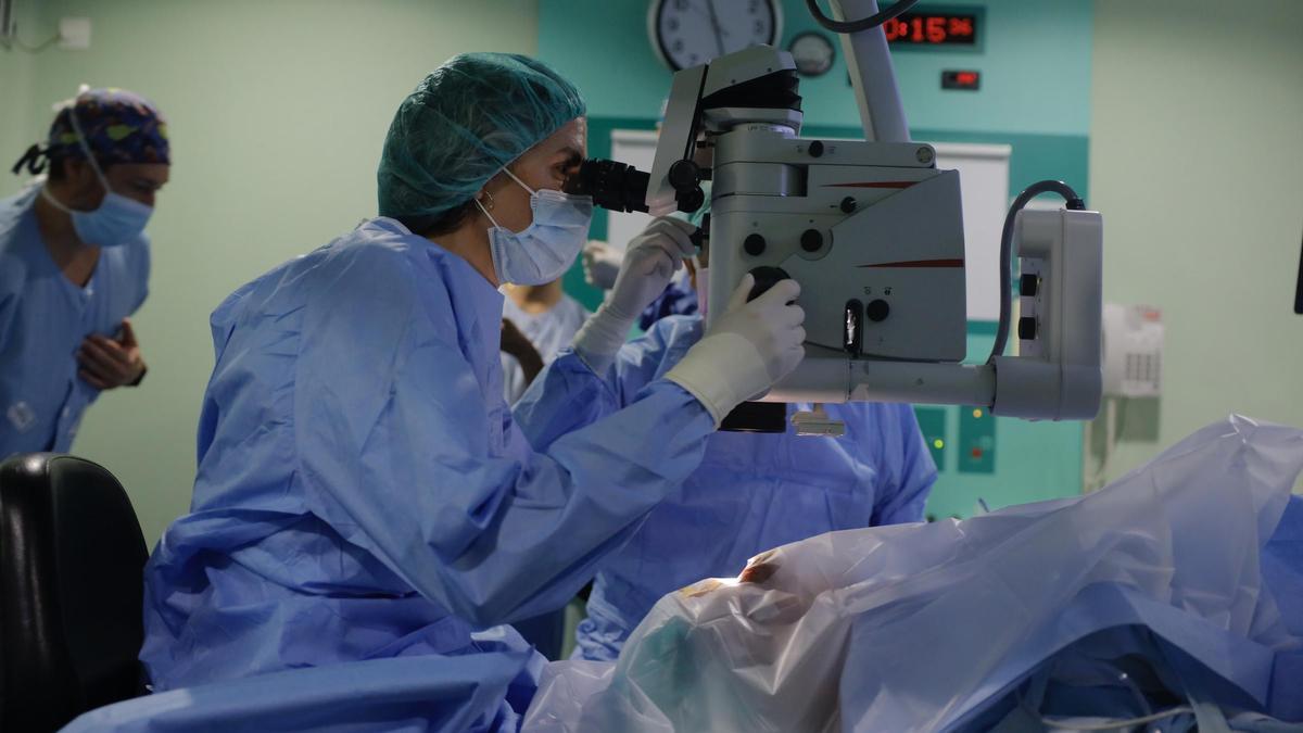Una operación realizada en el quirófano de un hospital de Aragón, en una imagen de archivo.