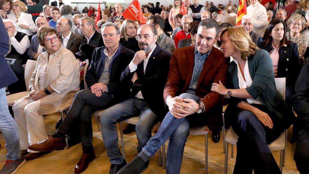 Pedro Sánchez conversa con Pilar Alegría, este sábado, en presencia de Lambán y Sánchez Quero.