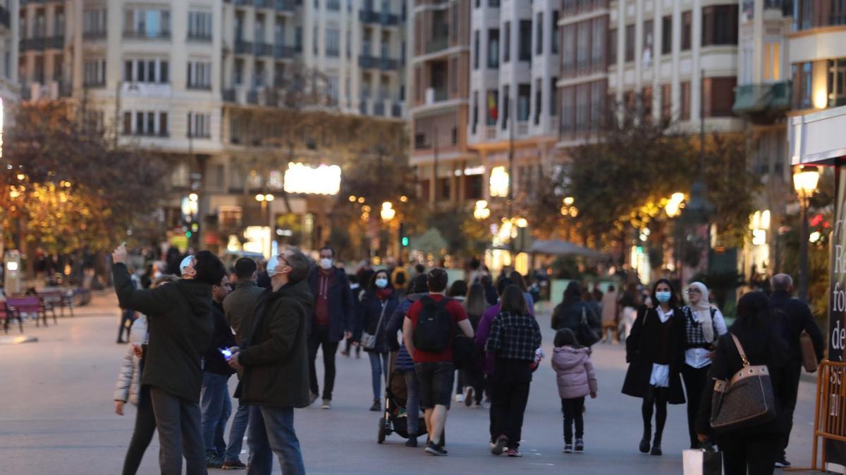 Preparando la Navidad en València: mascarillas en las calles, búsqueda de antígenos y PCR de niños