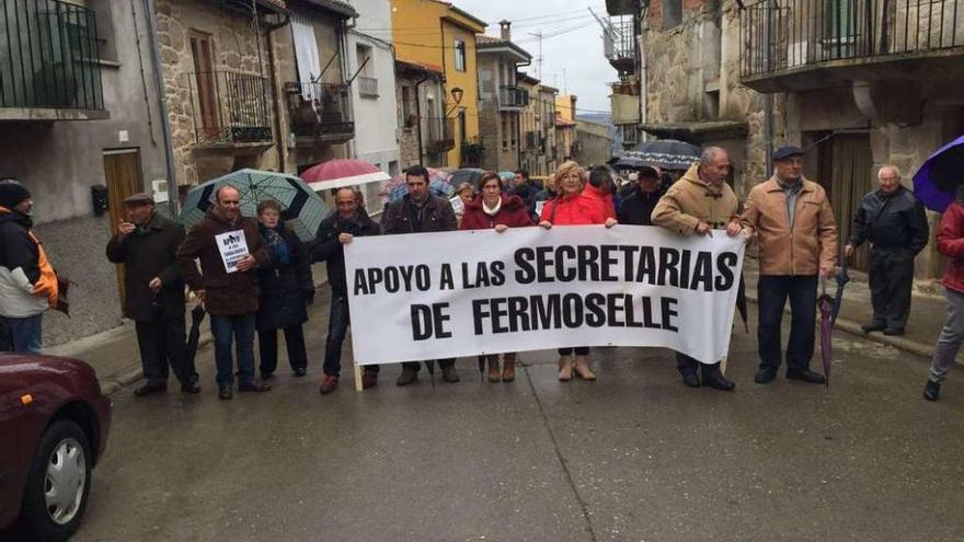 Reciente concentración organizada por el PSOE y Ciudadanos, en Fermoselle, en apoyo a la secretarias.