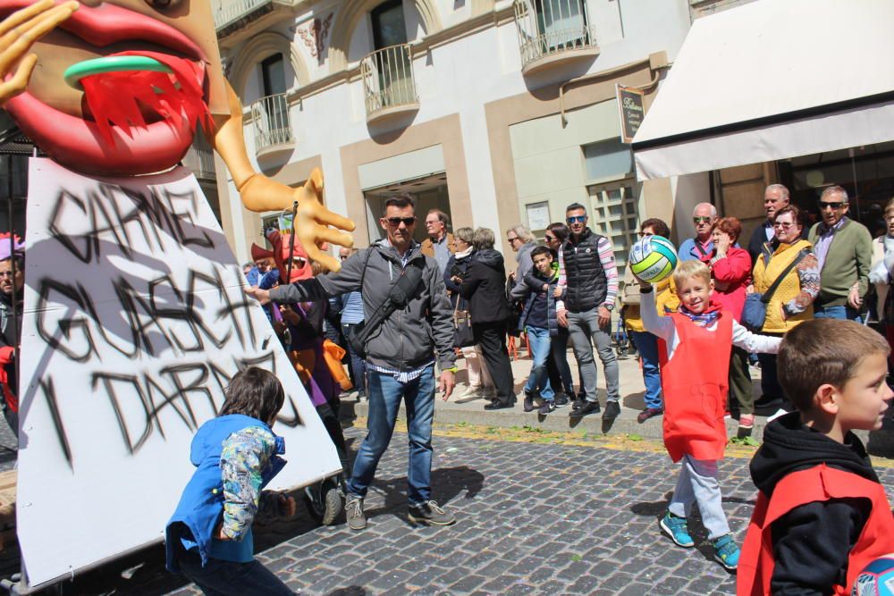 La rua escolar de la Santa Creu torna a enlluernar