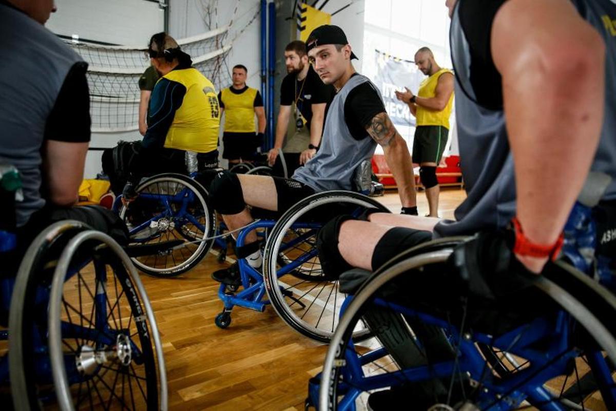 Ex-soldados ucranianos heridos, se recuperan jugando a baloncesto en silla de ruedas