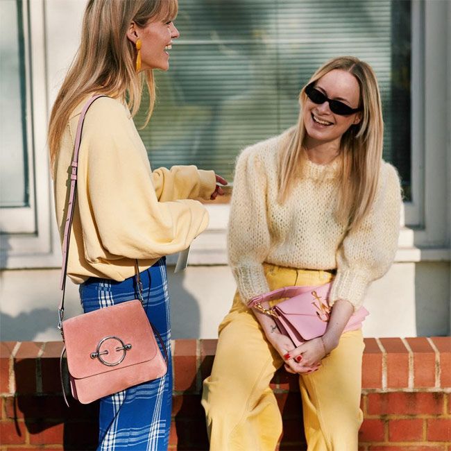 Looks en amarillo con pendientes de Zara en la Semana de la Moda de Londres