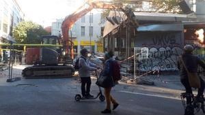 Trabajos de retirada de las carpas del mercado de Sant Antoni, este sábado.