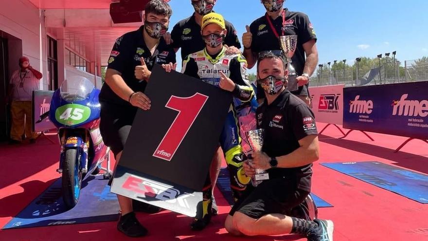 Carlos Cano celebra su victoria en Montmeló