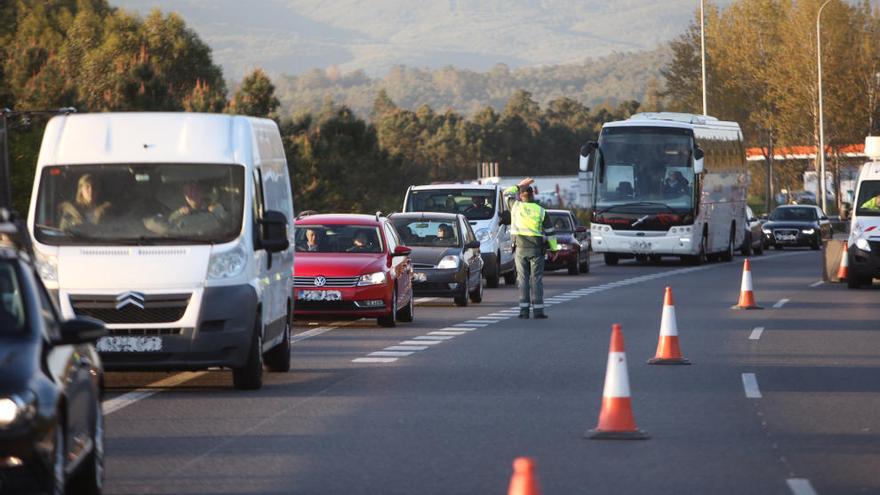 Un herido leve tras chocar con un tráiler en la AP-9 en Portas