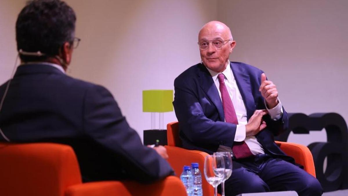 El presidente del Sabadell, Josep Oliu, durante la charla que ha mantenido con Toni Cabot en la asamblea de Ineca.