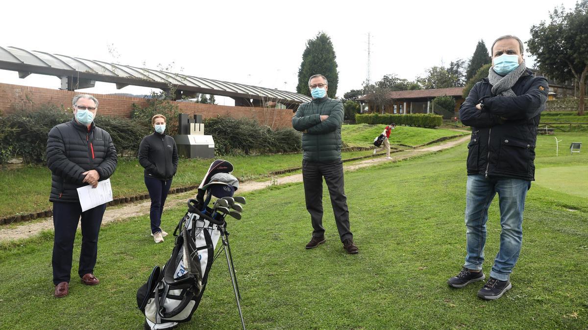 Por la izquierda, Jorge Hurlé, Marta Alonso, Joaquín Concejo y Roberto Piñera, exdirectivos y miembros de la gestora que lidera el Club de Golf Madera III, ayer, en el campo municipal de golf El Tragamón.