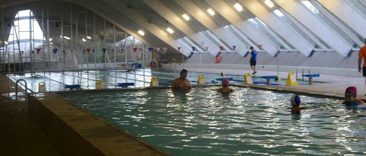 Usuarios de la piscina municipal A Balea disfrutando de las instalaciones, esta semana. // Gonzalo Núñez