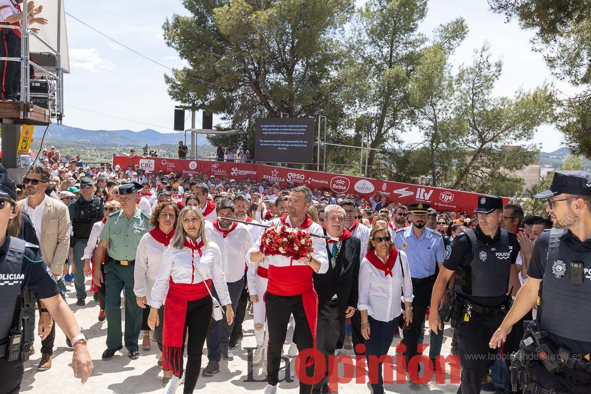 Bandeja de flores y ritual de la bendición del vino en las Fiestas de Caravaca