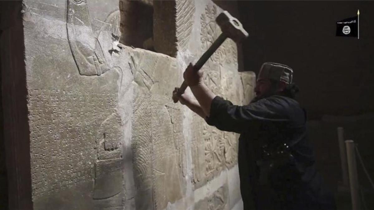 Captura de un vídeo de Estado Islámico que muestra cómo destruyen la ciudad de Nimrud.