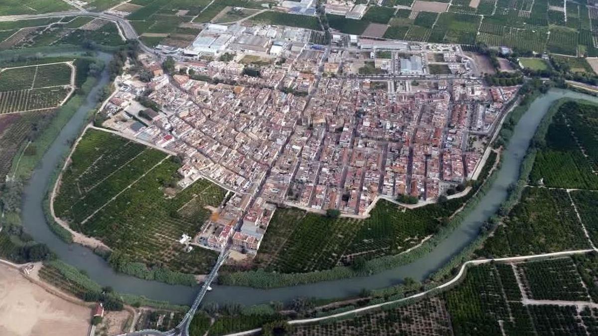 Vista área de Albalat con el espacio entre el río y el casco urbano que se convertiría en un parque inundable.