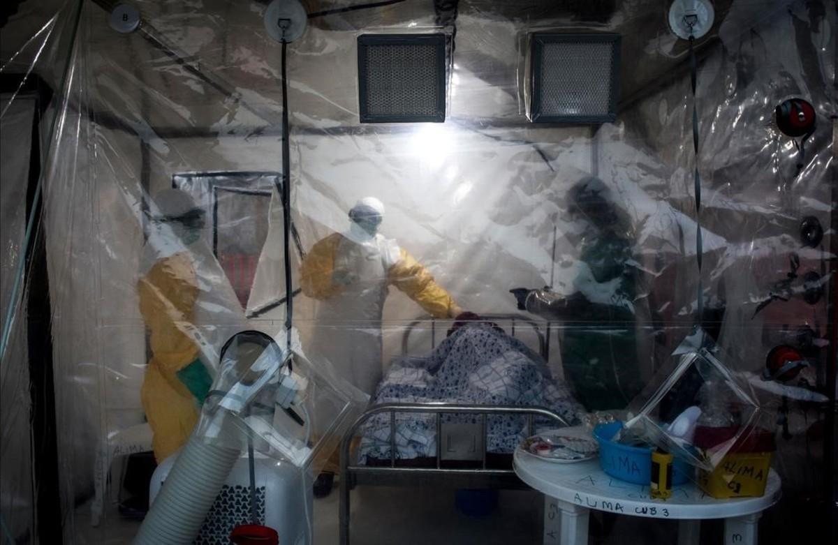 undefined44677713 three medical workers check on an ebola patient in a biosecu180817104858