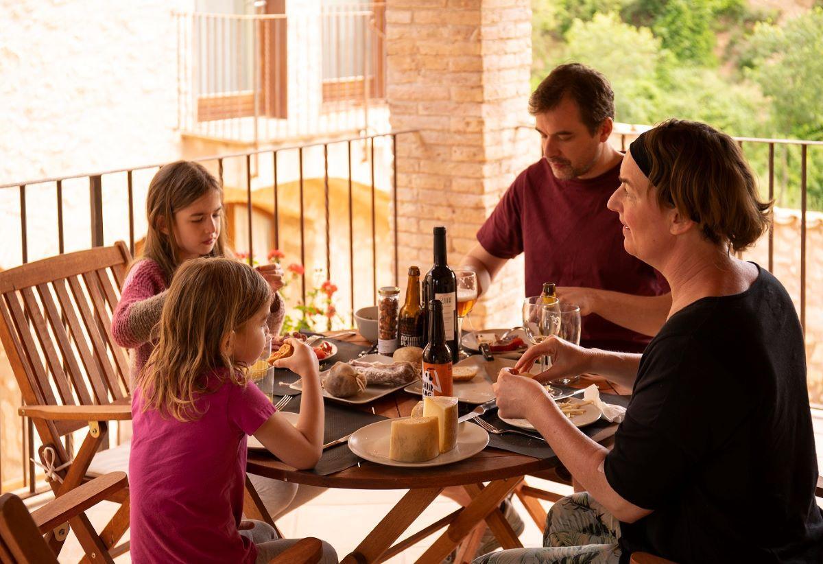 Una familia disfruta de la gastronomía en el alojamiento de Can Morei