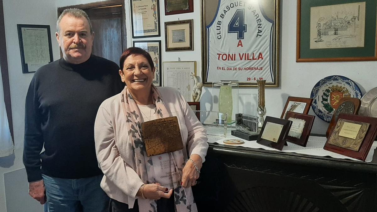 Con su marido Toni Villa y sosteniendo el Premio Cornelius Aticus.