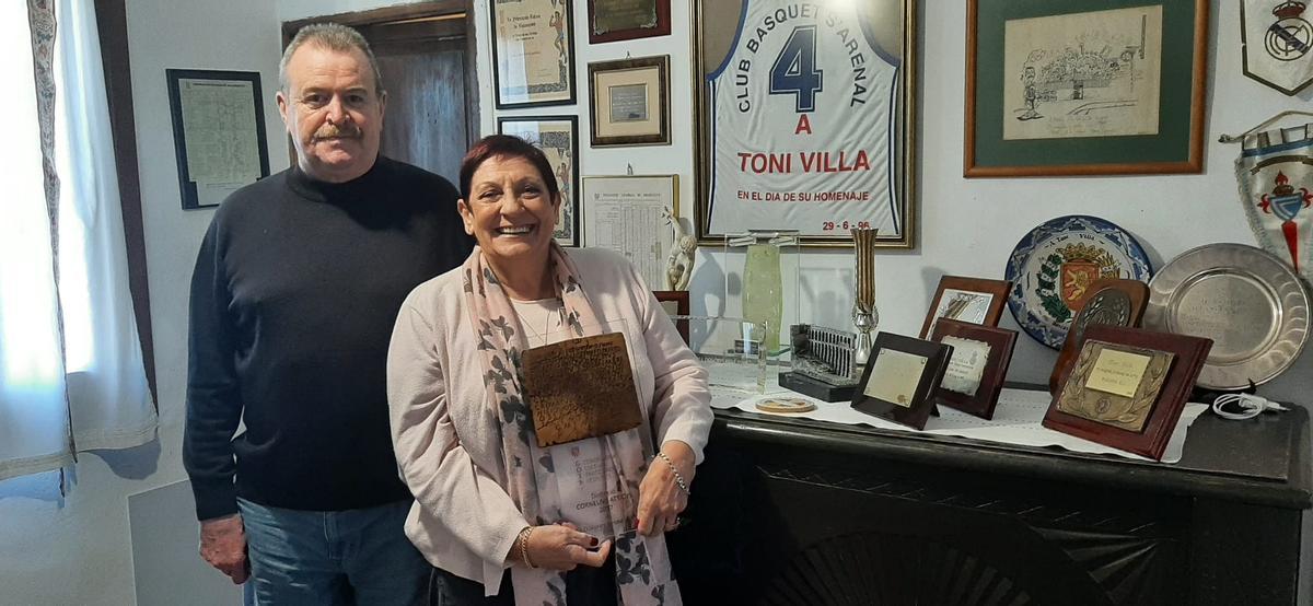 Con su marido Toni Villa y sosteniendo el Premio Cornelius Aticus.