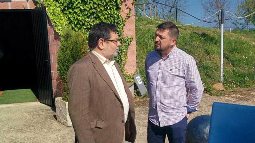 Fernando Costales y Jaime Gareth Suárez, en el Parque de la Vida de Luarca.