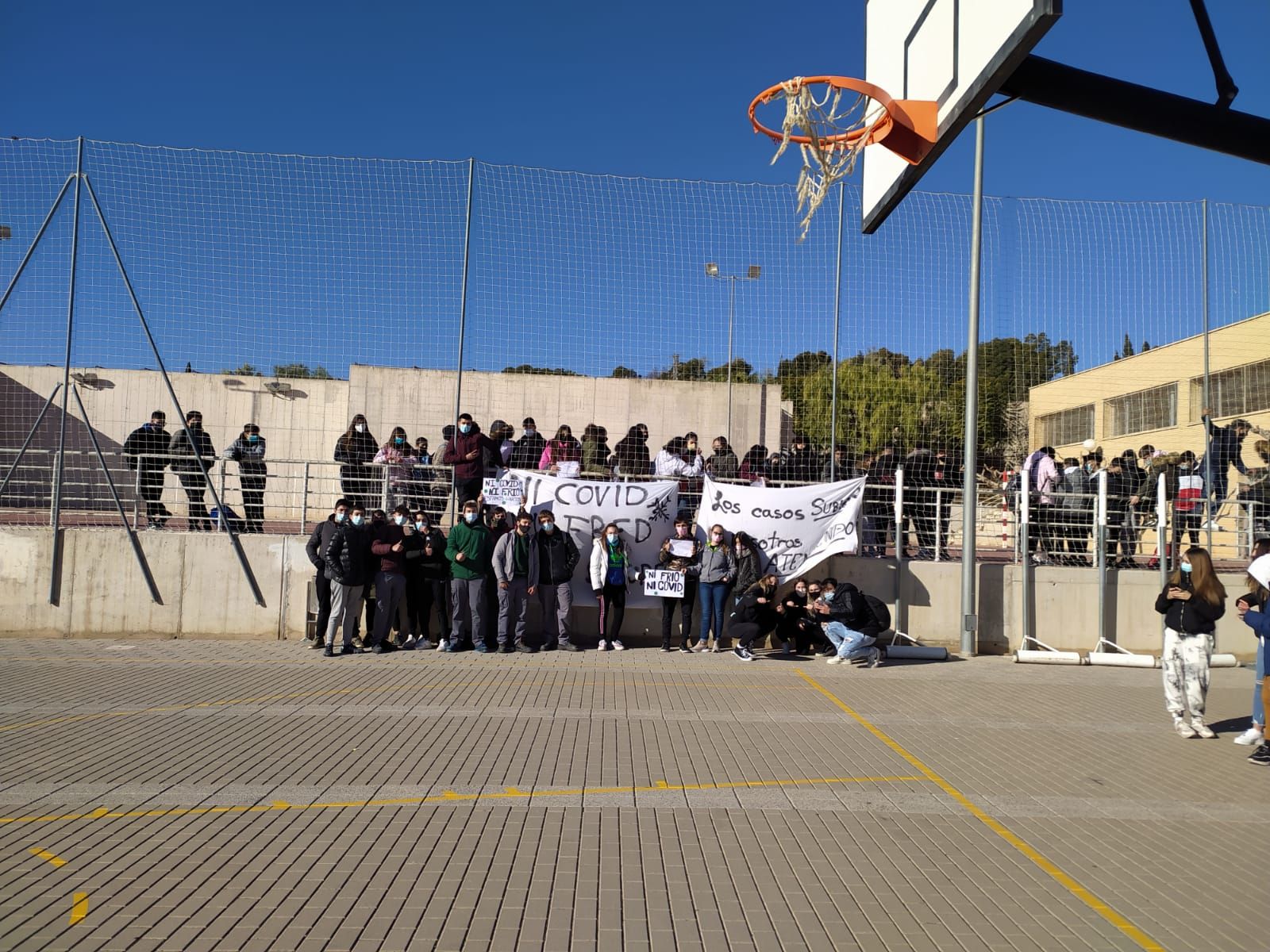 Los alumnos de la provincia de Alicante convocan paros y concentraciones en los patios contra el frío y el covid