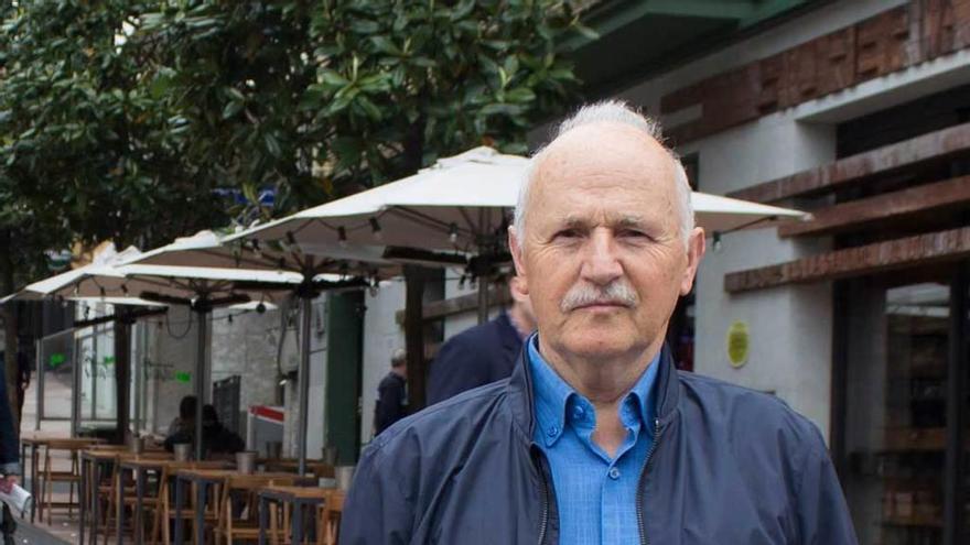 Ánxel Álvarez, ayer, posando en medio de la calle.