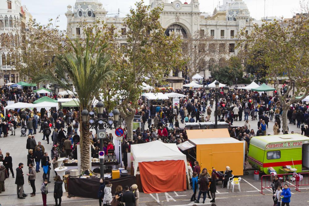 Mercado ecológico en la plaza del Ayuntamiento de Valencia