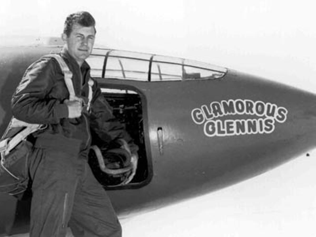 L’aviador que per primera vegada va trencar la barrera del so ha visitat Sort per recordar la seva fuga dels nazis a través dels Pirineus el 1944.