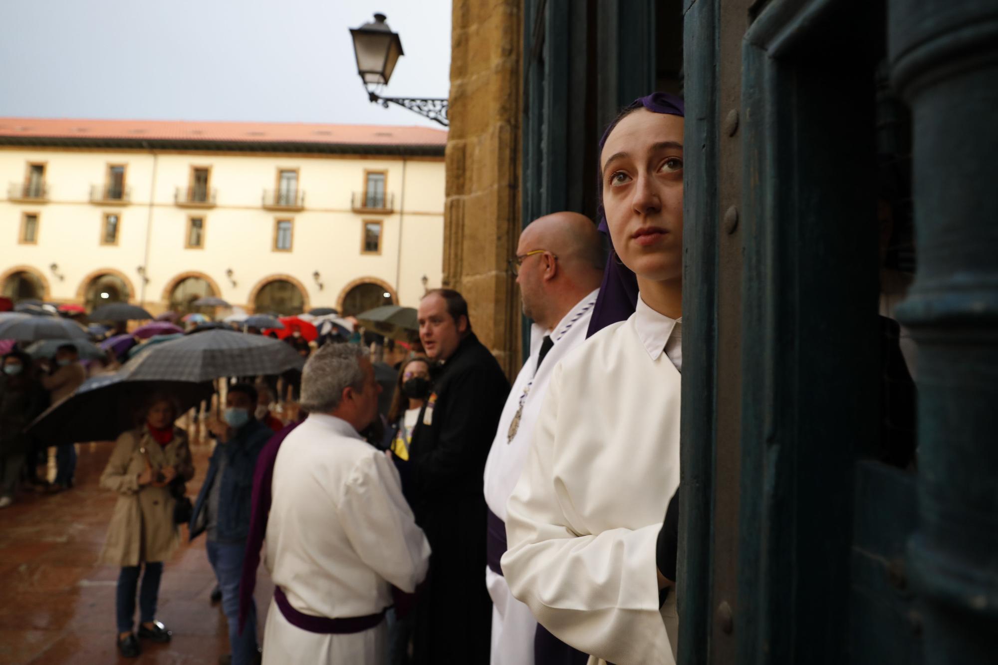 EN IMÁGENES: La lluvia da al traste con la procesión del Silencio en Oviedo, pero no ahoga el fervor cofrade