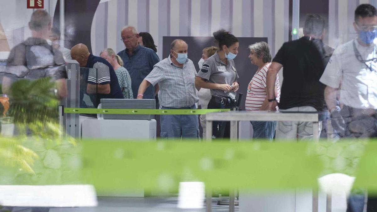 Pasajeros en la nueva terminal del aeropuerto Tenerife Sur. | | CARSTEN W. LAURITSEN