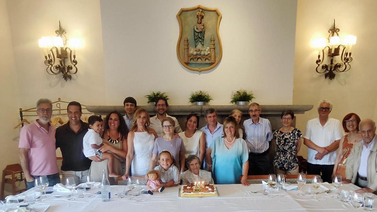 Rosa Carbajal Prieto acompañada por su familia en la celebración de su centenario.