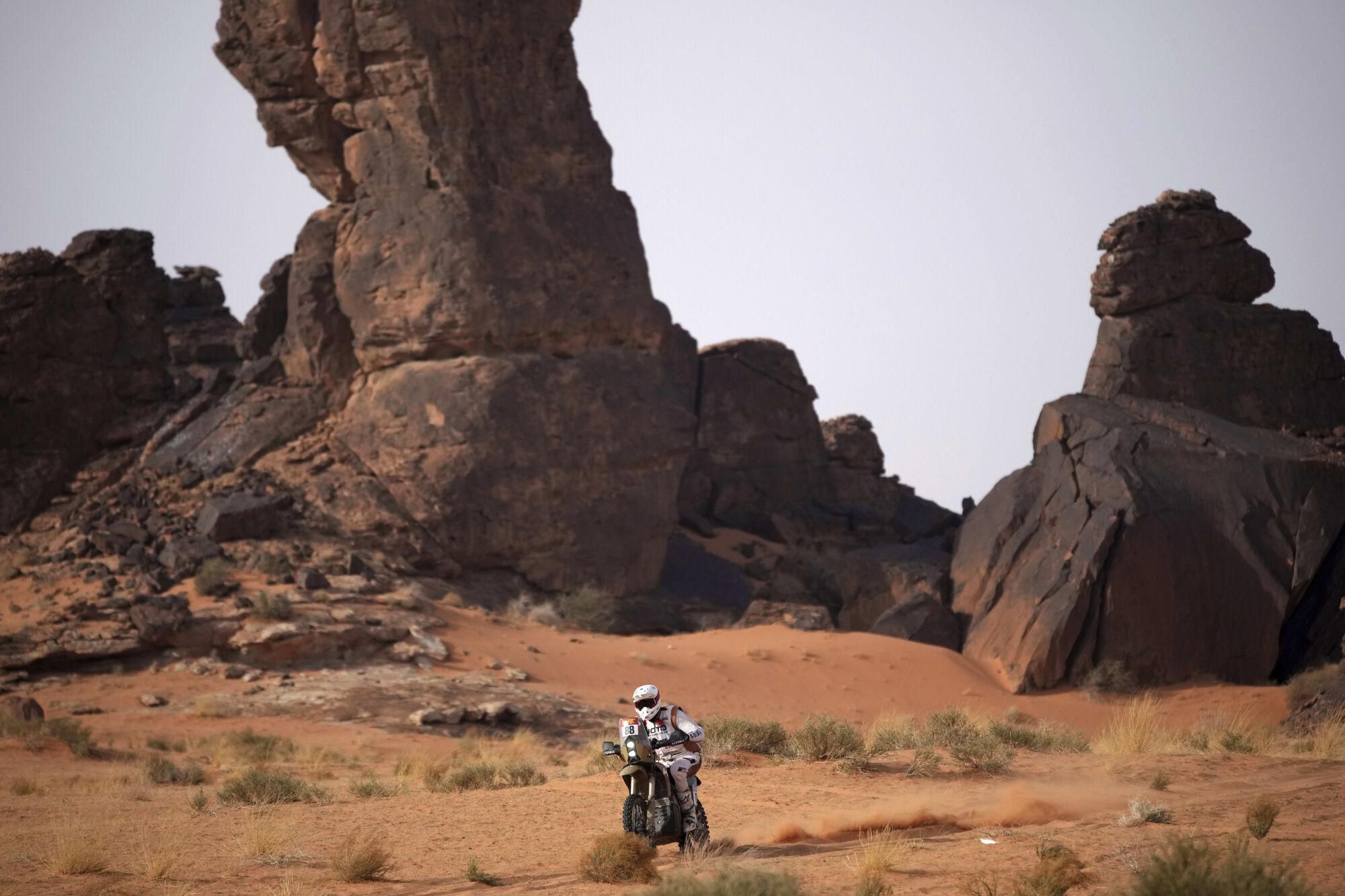 Arunas Gelazninkas of Lithuania rides during the fifth stage of the Dakar Rally between Alula and Hail, Saudi Arabia, Thursday, Jan. 9, 2025. (AP Photo/Christophe Ena). EDITORIAL USE ONLY / ONLY ITALY AND SPAIN