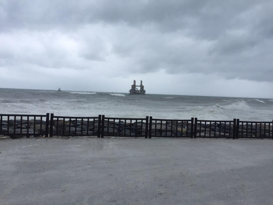 Una plataforma, a la deriva en la costa de Benalmádena