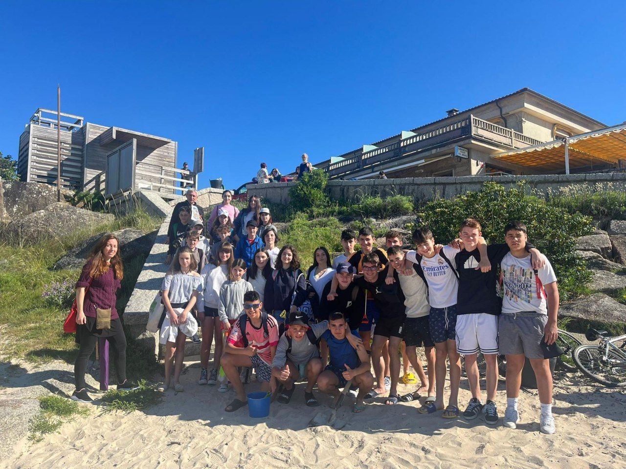 Los alumnos a su llegada a la playa grovense de A Lanzada, para participar en la fiesta de las esculturas de arena.
