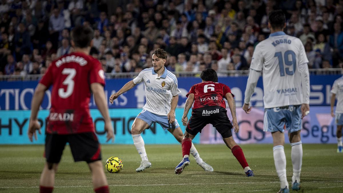 Dani Gómez recorta a Thiago Helguera en el encuentro contra el Mirandés.