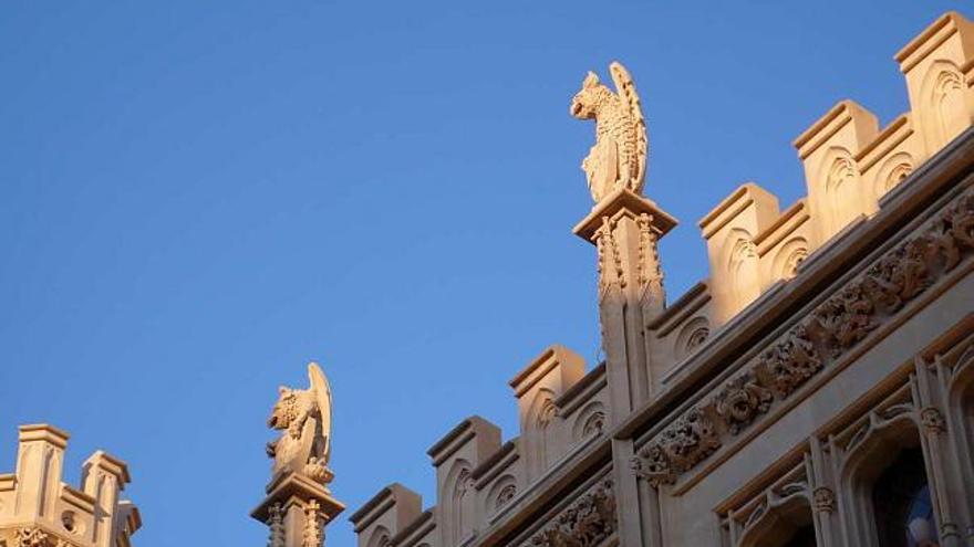 Las gárgolas rematan el edificio del Consell.