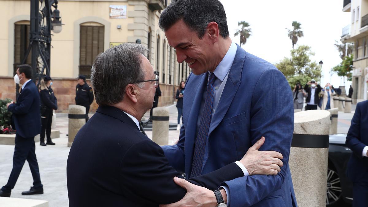 El presidente del Gobierno, Pedro Sánchez, es recibido en Ceuta por el presidente de la Ciudad autónoma, Juan Jesús Vivas. 23 marzo 2022.