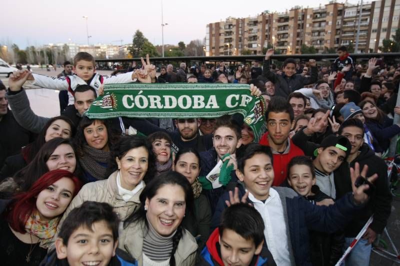 Aficionados esperan en la estación la llegada del Real Madrid a Córdoba