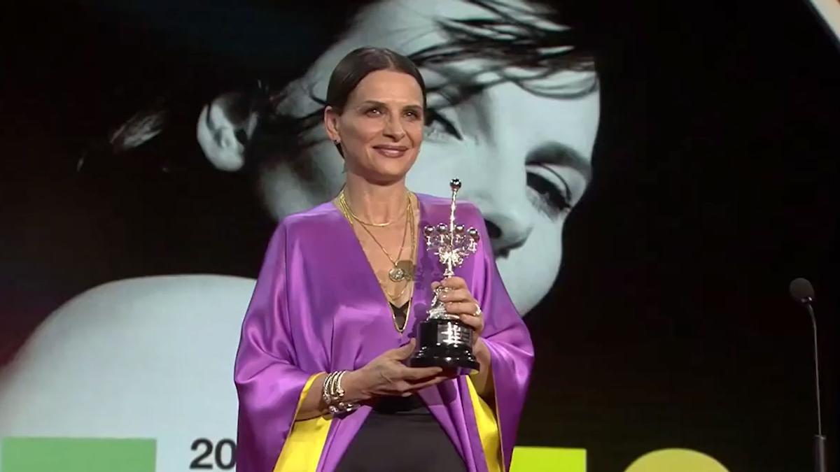 Juliette Binoche recibe entre lágrimas el primer Premio Donostia