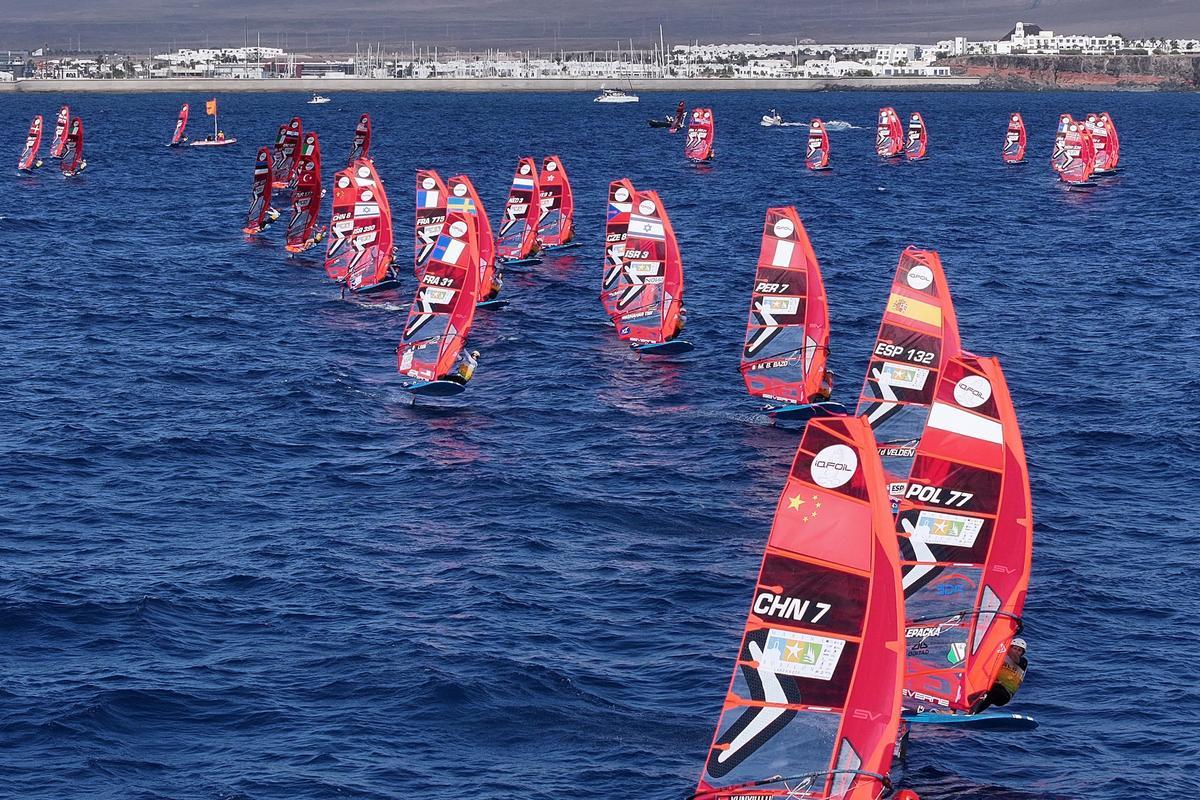 La flota de iQFOiL Femenino compitiendo hoy en Lanzarote