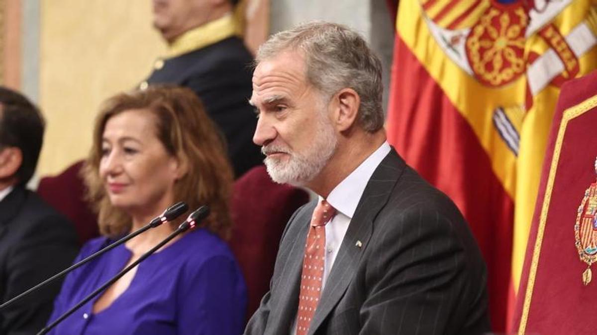 La presidenta del Congreso, Francina Armengol, y Felipe VI, este jueves en el Congreso de los Diputados, durante el foro.
