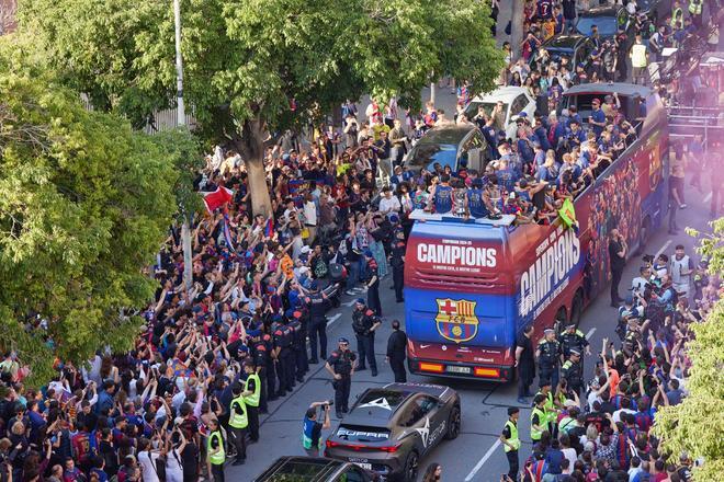 ¡De locos! Las mejores imágenes de una ciudad entregada al Barça