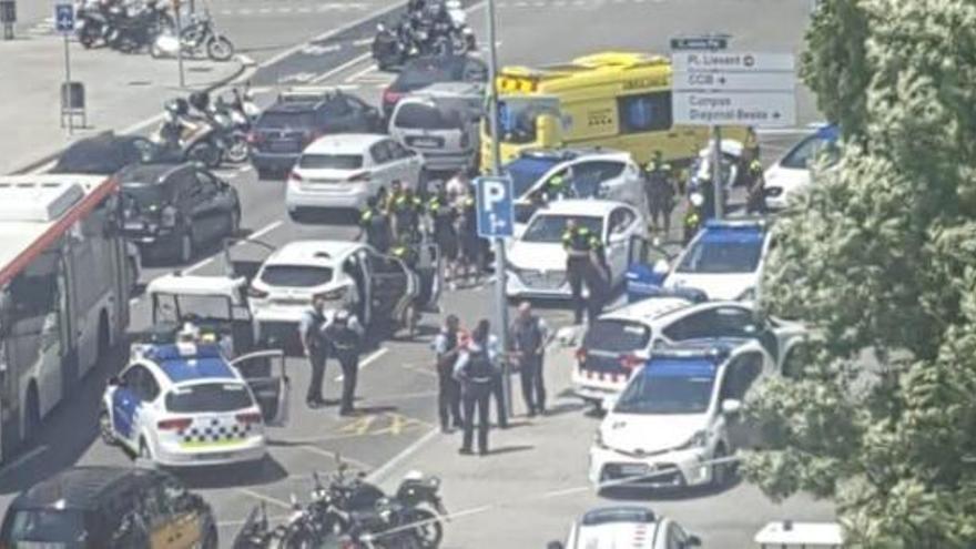 El cotxe de la víctima, envoltat de vehicles policials a Barcelona