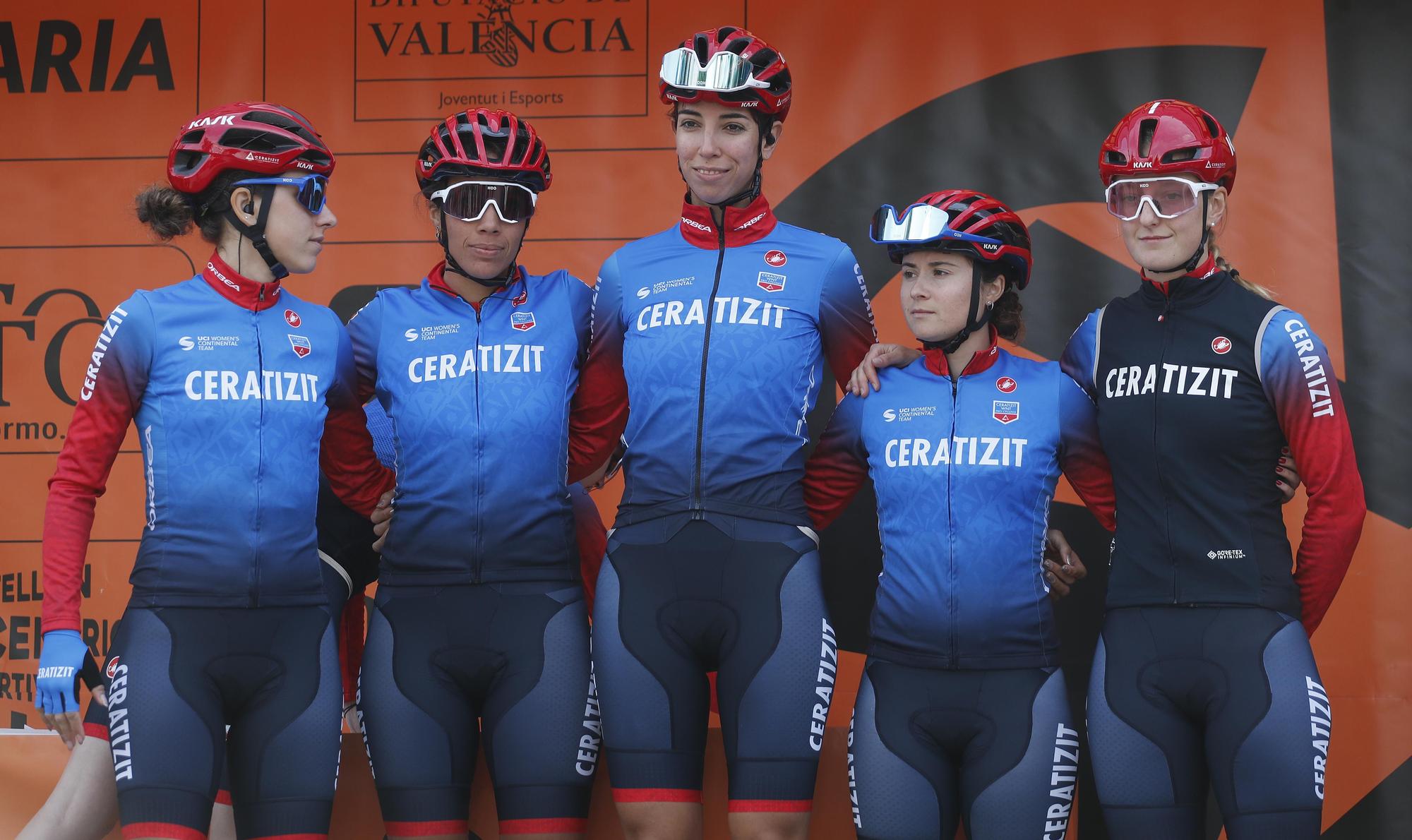 Salida de la primera etapa de la Setmana Ciclista femenina