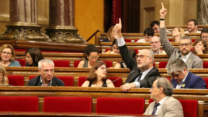Eduard Pujol (JxCat) i Bernat Solé (ERC) voten afirmativament durant el ple del Parlament